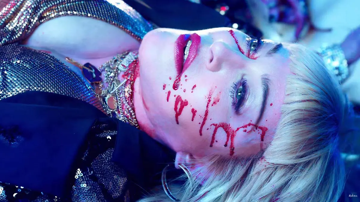 Madonna muere masacrada en un tiroteo en su video God Control (3)